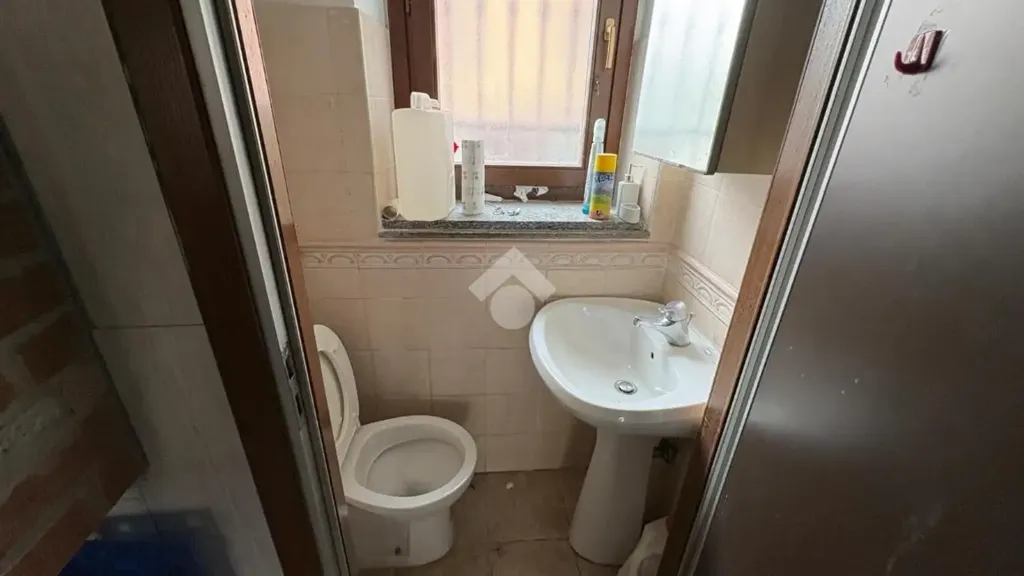 Bathrooms - Spacious 4-Bedroom Apartment in Sozzago