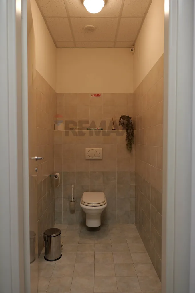 Bathrooms - Professional Space with Parking in Rovereta