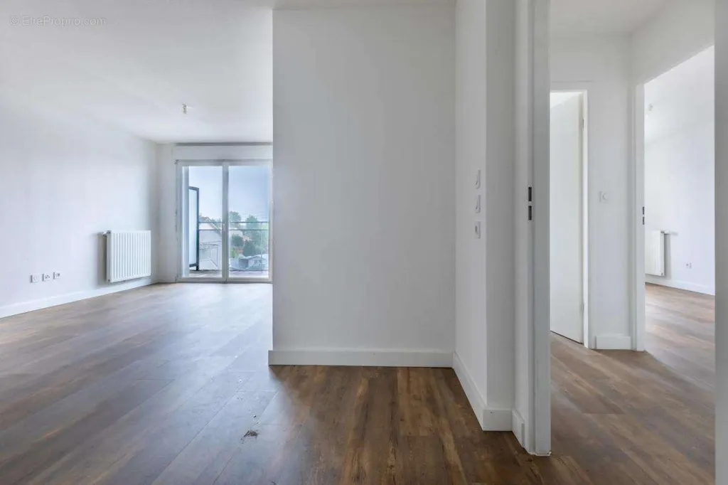 Living Room - 3-Bed Apartment with Balcony in Saint-Sébastien