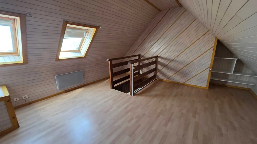 Pièces - Triplex en Dernier Étage avec Balcon Sud à Paris