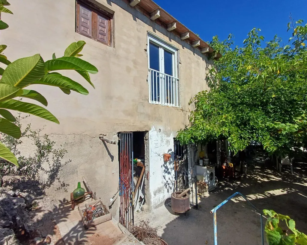 Jardin - Country Property with Hostel Potential in Oliva
