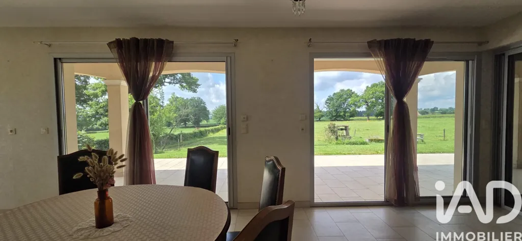 Dining Room - Spacious House with Garden in Volesvres