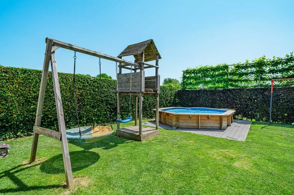 Giardino - House with Pool in Haillot