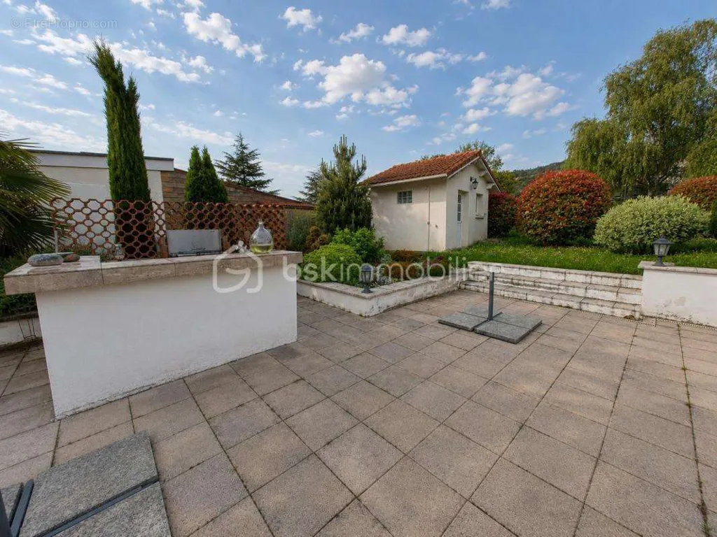 Terrasse - Maison Traditionnelle avec Piscine sur Parcelle Arborée à Proximité