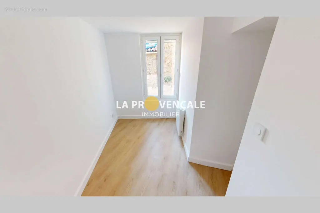 Toad - Renovated Flat in Centre Trets