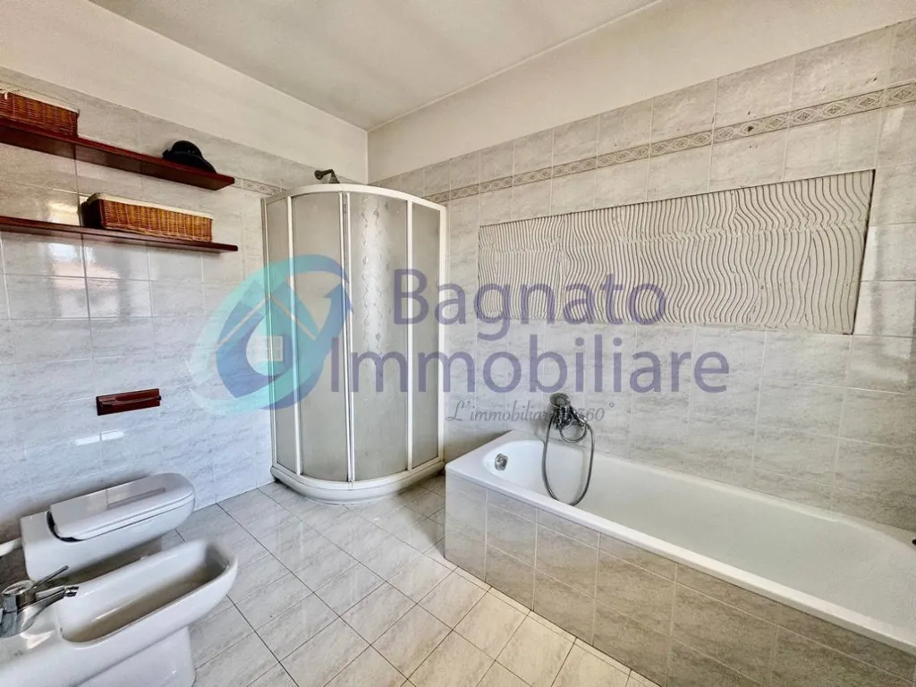 Salles de bain - Spacious Apartment with Balcony in Casalino