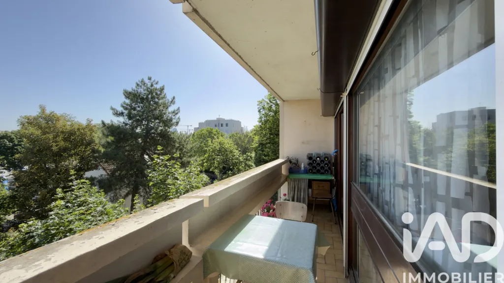Balcone - 3-Bed Apartment with Balcony in Nanterre