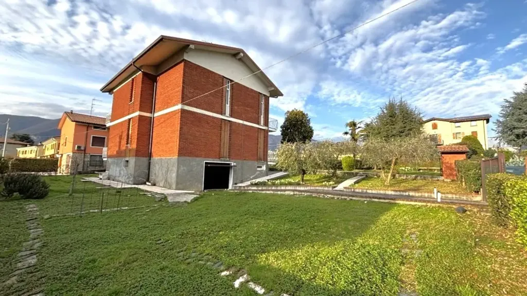 Jardin - Bifamiliar Villa with Garden in Clusane, Iseo