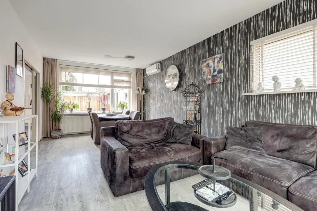 Elutuba - Two-Storey House with Garden in Almelo