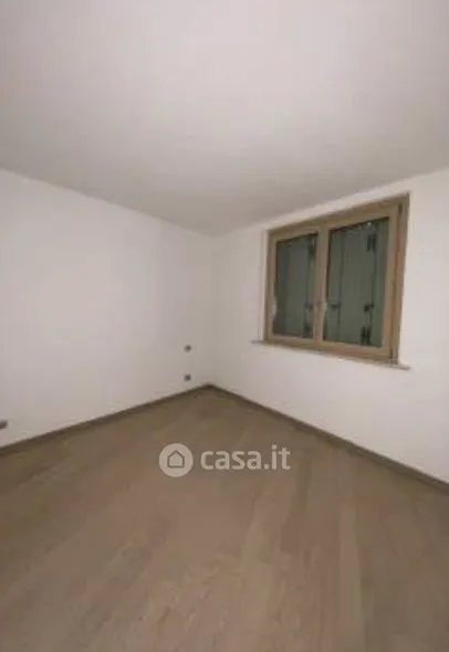 Pièces - Three-Bedroom Apartment with Balcony in Mantua