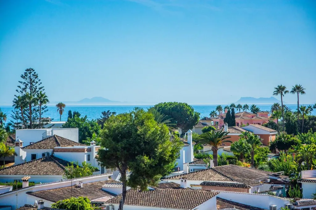 Jardin - Beachfront Penthouse with Jacuzzi in Estepona