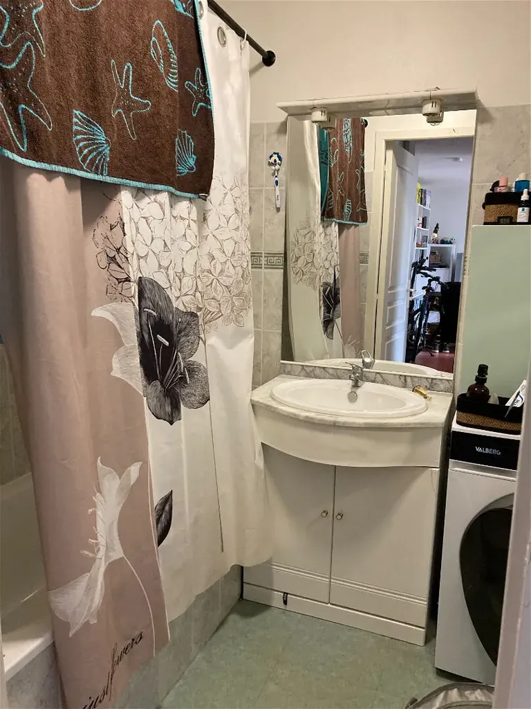 Baños - 2-Bedroom Apartment with Balcony in Poitiers