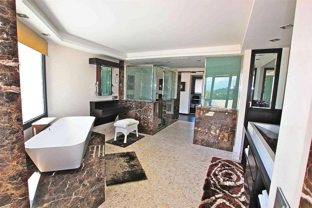Bathrooms - Chalet with Pool and Terrace in Bendinat