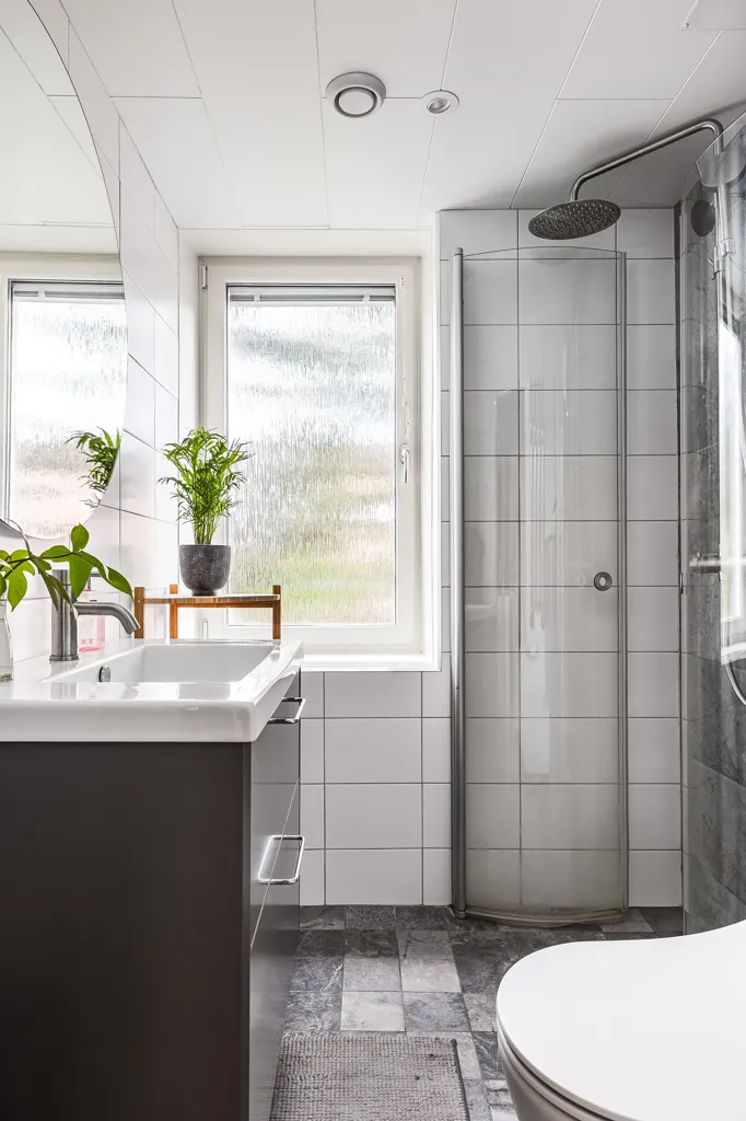 Salles de bain - Modern Flat with Balcony in Östergötland