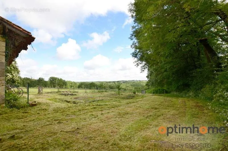 Jardin - Ferme Rénovée avec Grand Jardin à Cherves-Châtelars