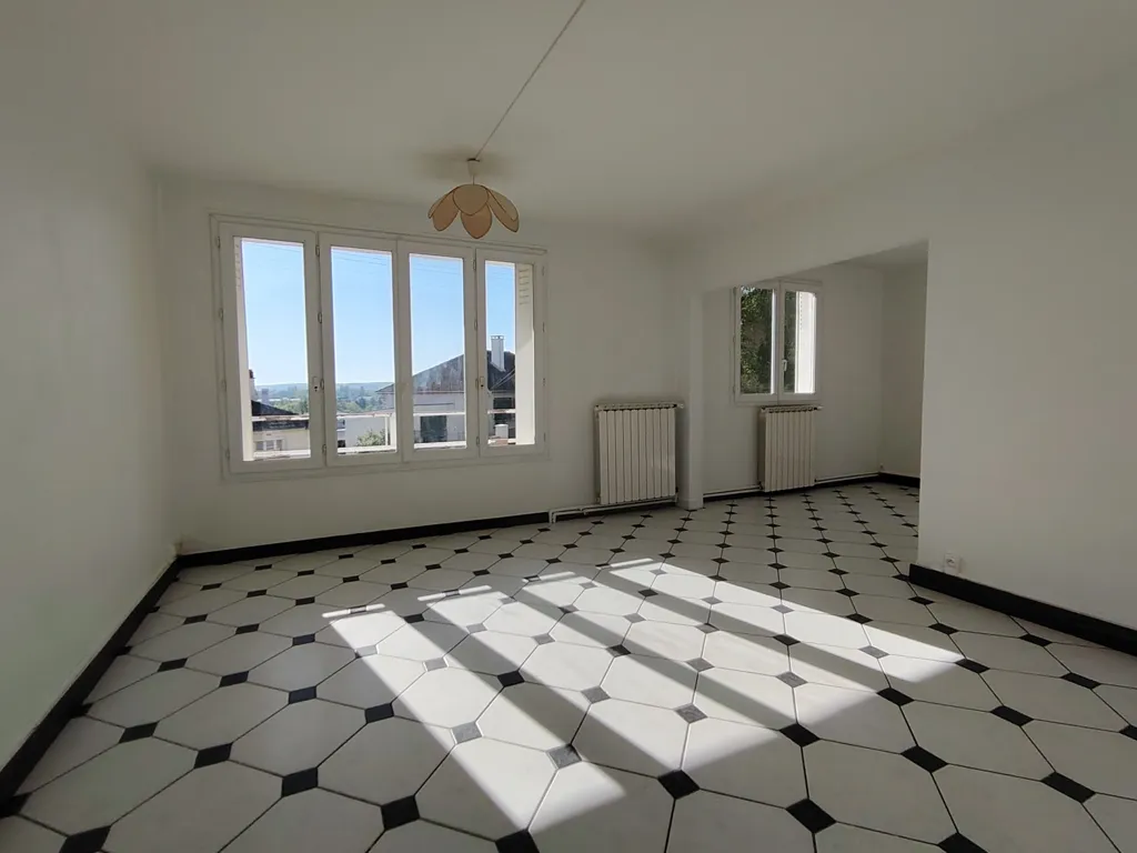 Pièces - Appartement 4 Pièces avec Parking à Sens