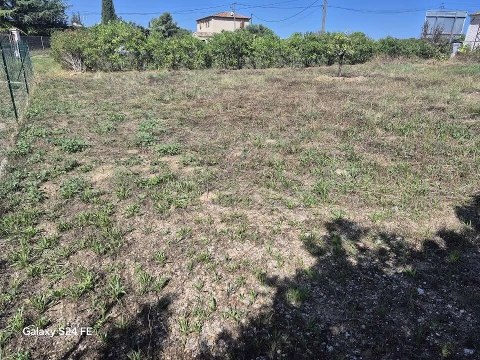 Aed - Buildable Plot with Pool Potential in Saint-Cannat
