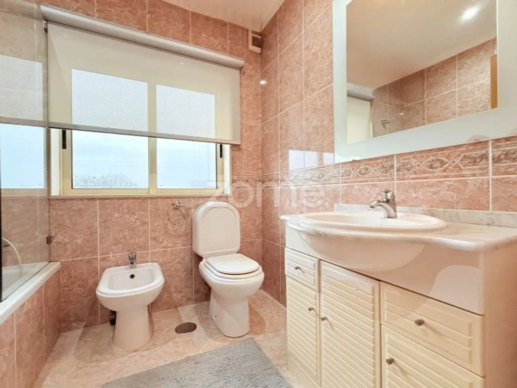 Vannitoad - Luxury House with Garage in Brito, Guimarães