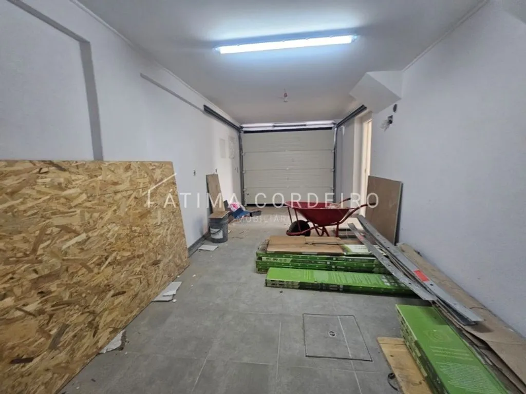 Garage - Luxury Detached House with Pool in Charneca de Caparica