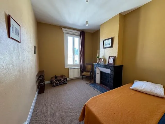 Chambres - Maison Ancienne avec Cour à Rochefort Centre
