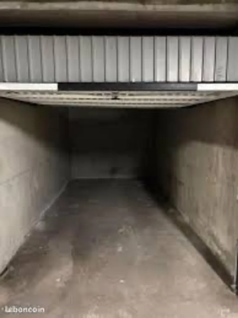 Garage - Parking Spaces in Paris 18th Arrondissement