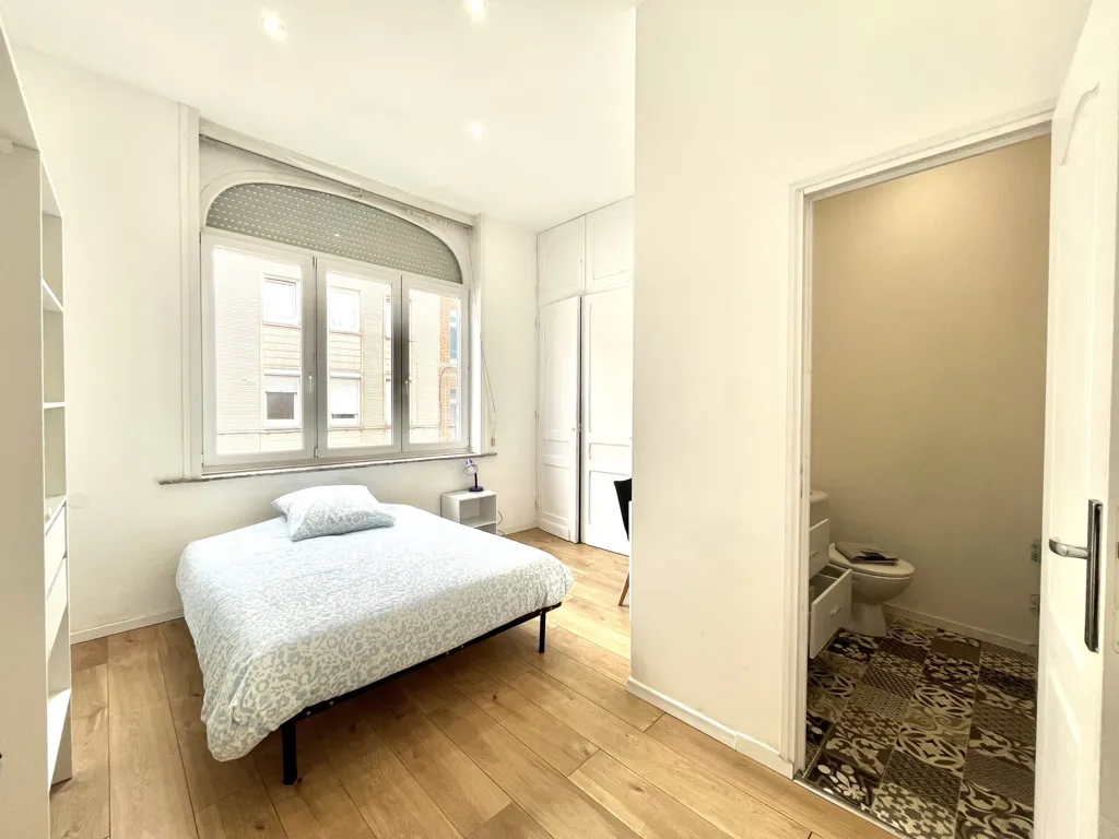 Chambres - Appartement Meublé 7 Pièces avec Hauteurs sous Plafond à Lille