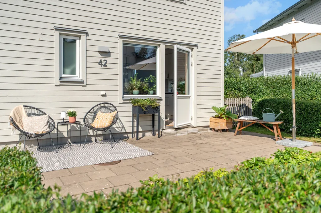 Terrace - Modern Villa with Garden in Sunny Location