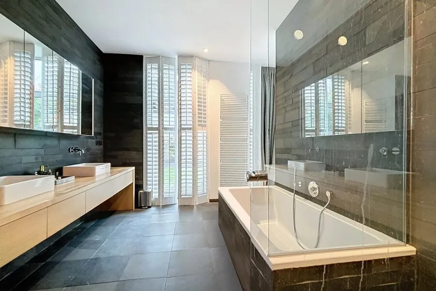 Bathrooms - Rear House with Garden in Châtelain, Ixelles