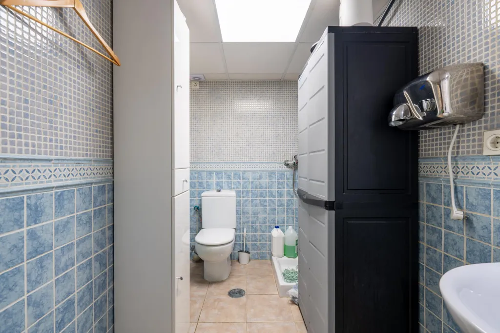 Bathrooms - Commercial Property with High Visibility in Almería