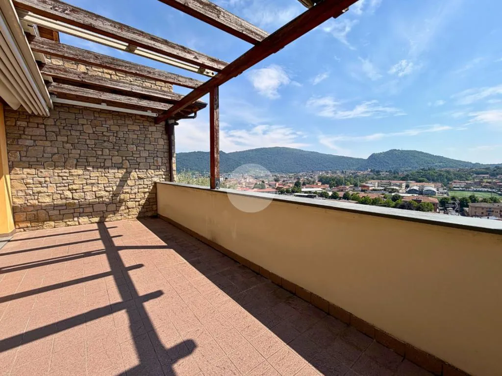 Terrasse - Refined Two-Level Apartment with Lake View in Sarnico
