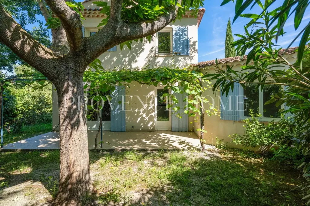 Exterior - Charming 4-Piece House with Pool in Lagnes