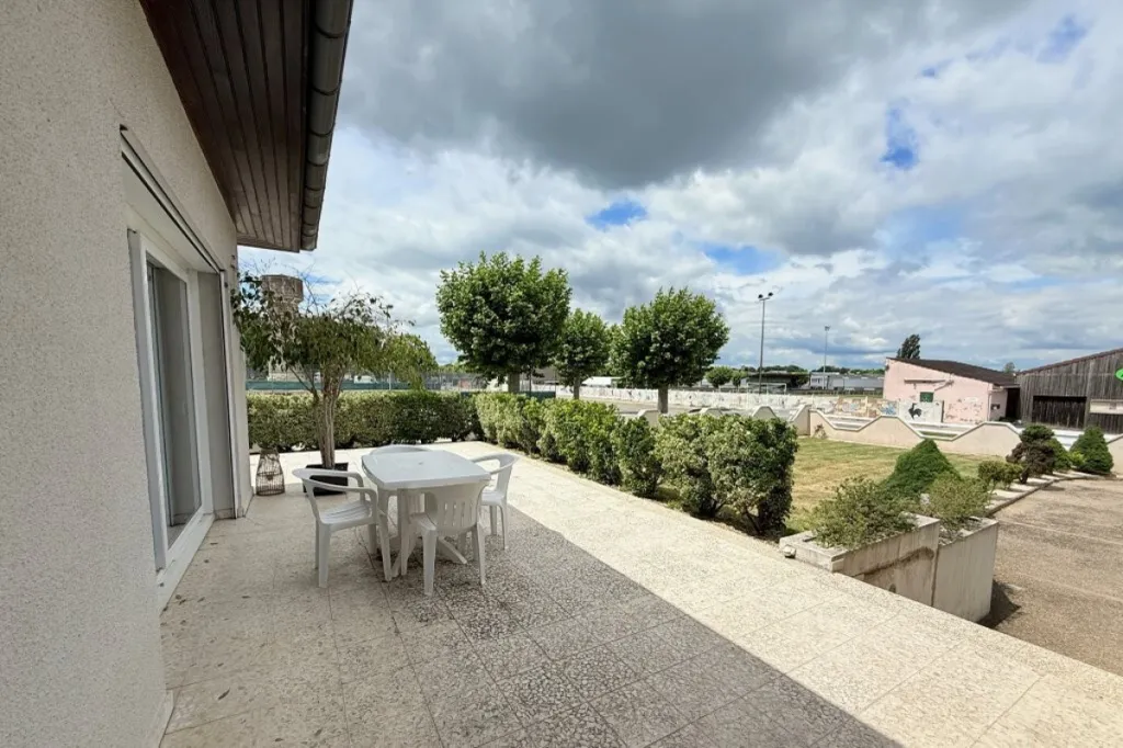 Terrass - Charming Villa with Castle View in Pierre-de-Bresse