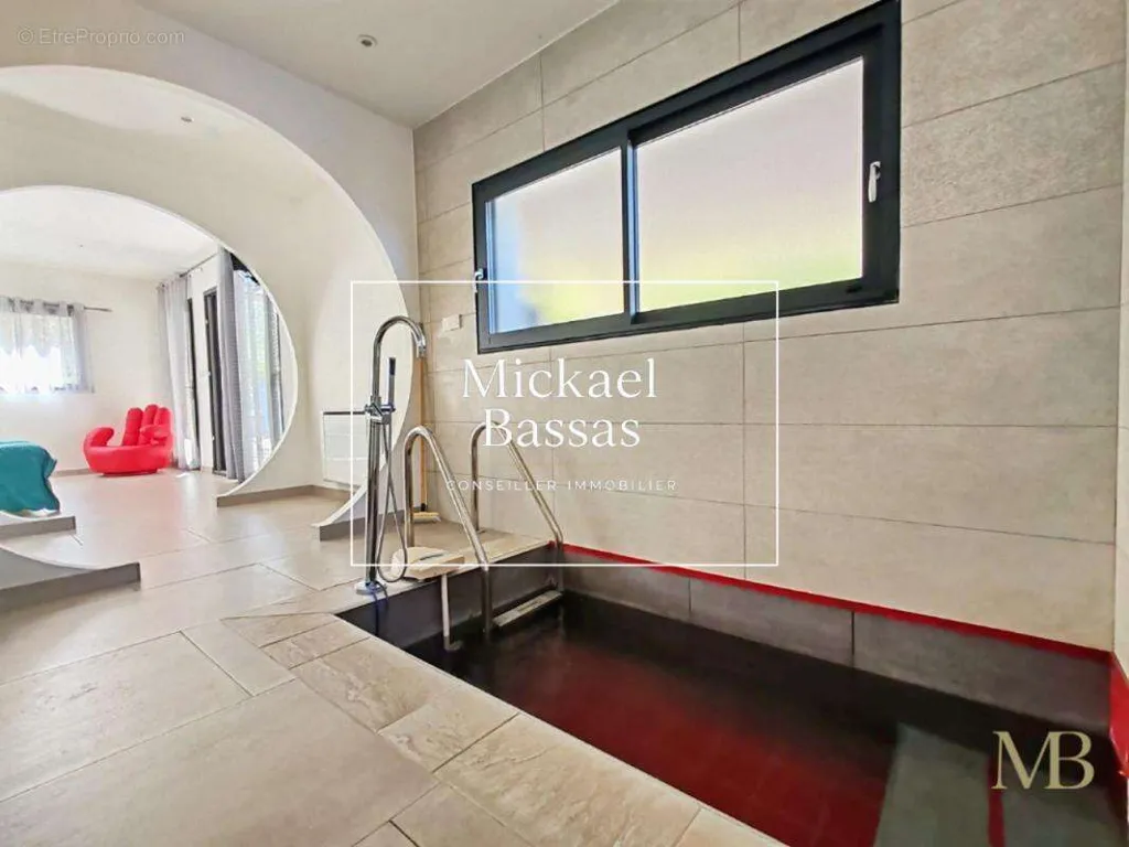 Salles de bain - Villa Contemporaine avec Piscine à Rigarda