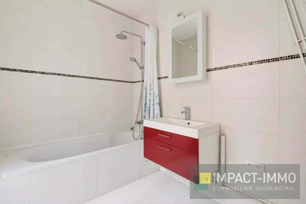 Bagni - 3-Piece Flat with View in Bécon