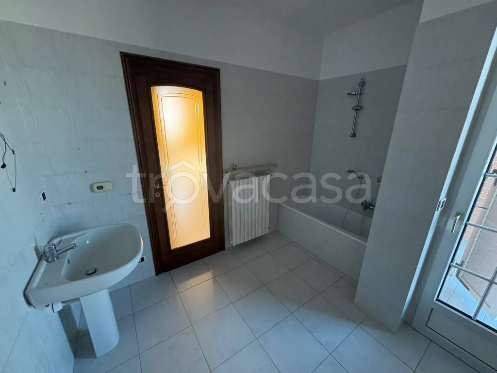 Salles de bain - Bifamiliar Villa with Commercial Space in Fossano