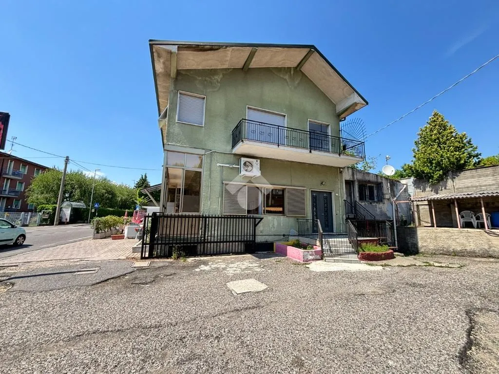 Extérieur - Independent House with Commercial Activity in Casnate Con Bernate