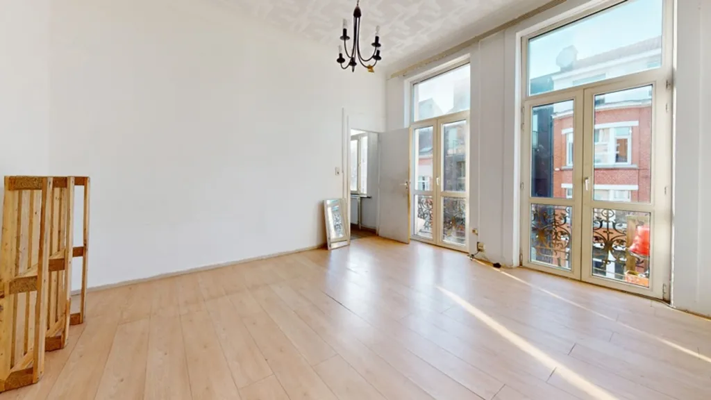 Elutuba - Mixed-Use Building with Storage in Schaerbeek