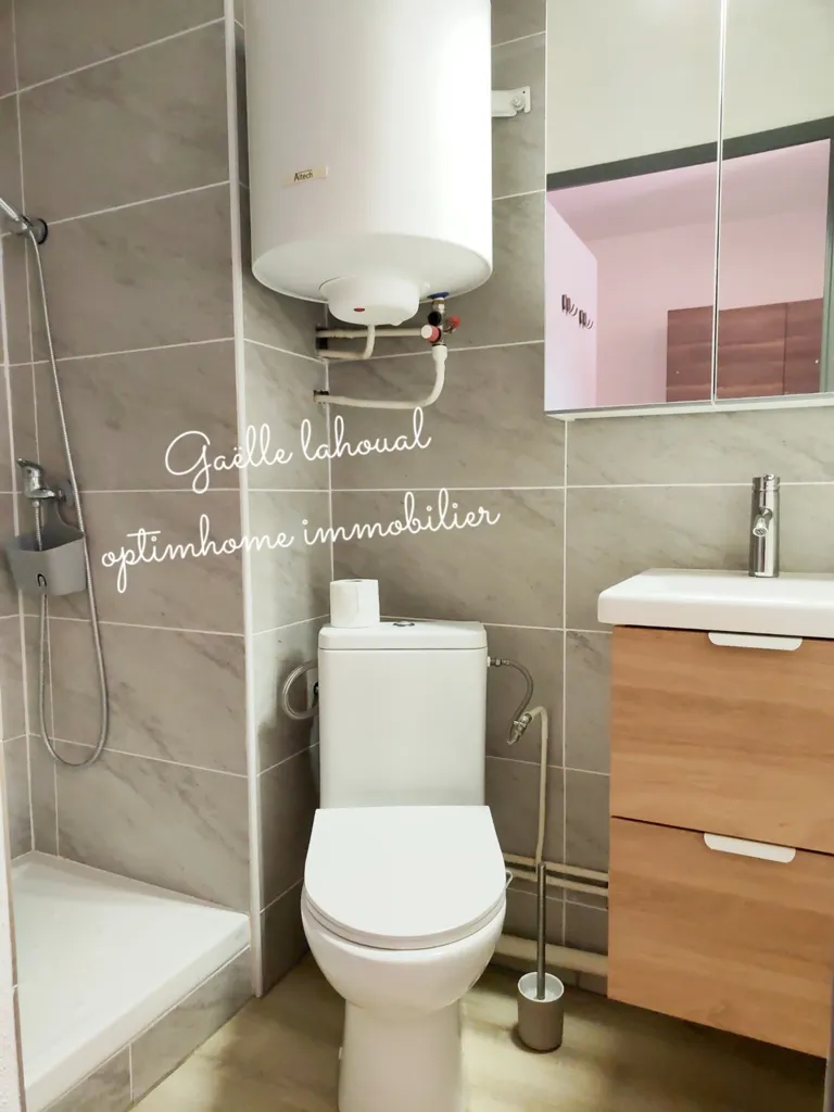 Salles de bain - Studio Meublé à Lamalou-les-Bains, Proche Thermes