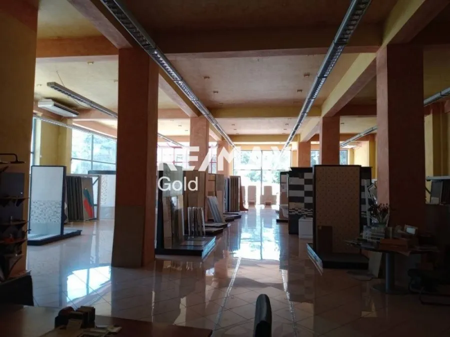Pièces - Central Retail Space with Parking in Thessaloniki