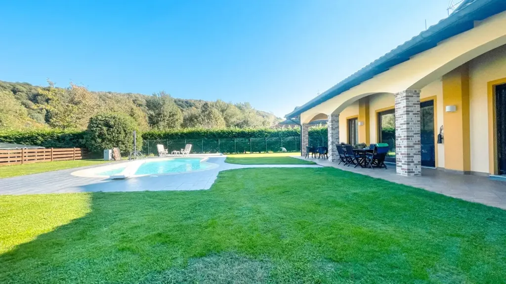 Piscine - Luxury Villa with Pool in Brovello-Carpugnino