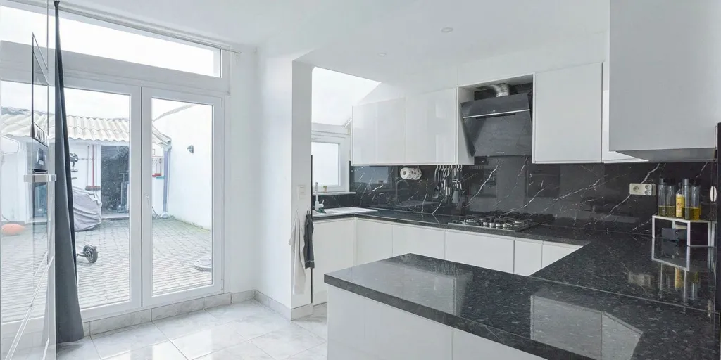 Cucina - Two-Storey House with Courtyard in Koningslo