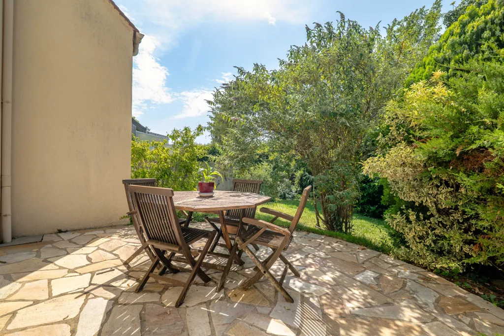 Terrasse - Maison d'Architecte Lumineuse avec Dépendance à Verrières-le-Buisson