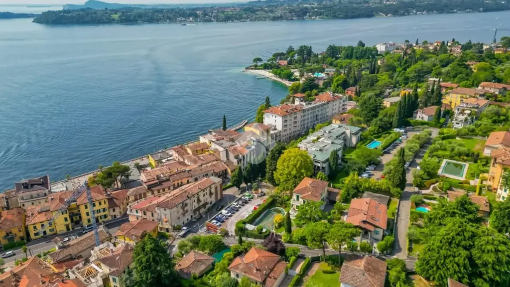 Studio Apartment with Lake View in Gardone Riviera