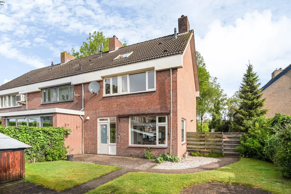 Välivaade - Corner House with Garden in Gytsjerk