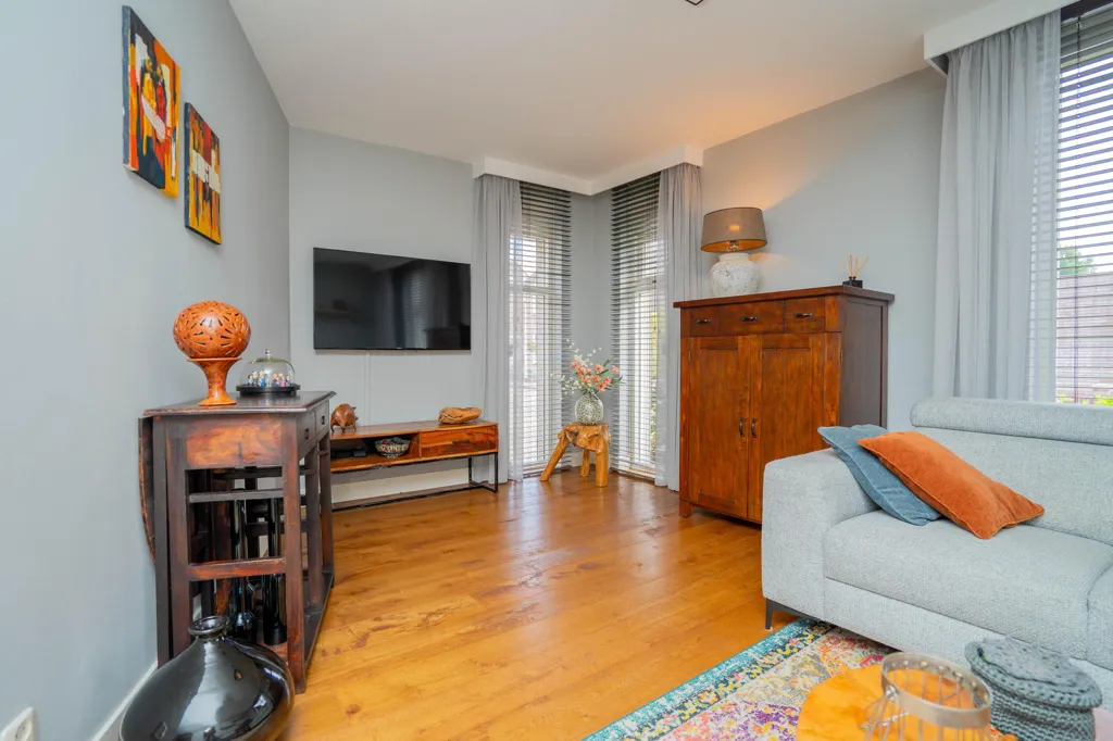 Elutuba - Linked Semi-detached House with Serre in Helmond