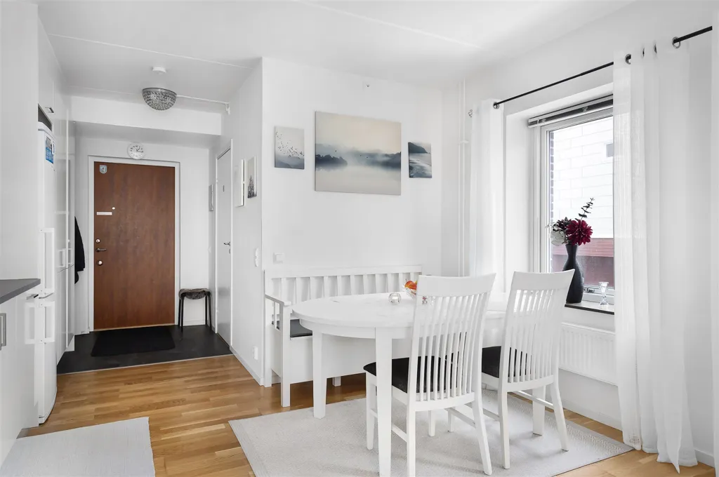 Salle à manger - Modern 2-Bedroom with Balcony in City Centre