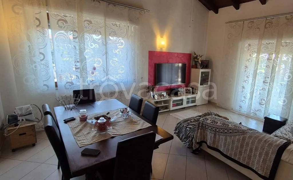 Sala da pranzo - Rustic Bifamily Villa with Garden in Trecate