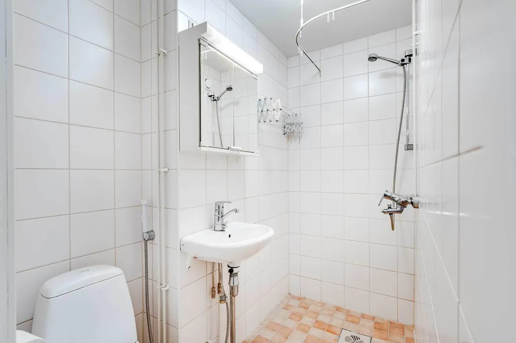 Salles de bain - Modernised Studio Flat with Balcony in Kaleva, Tampere