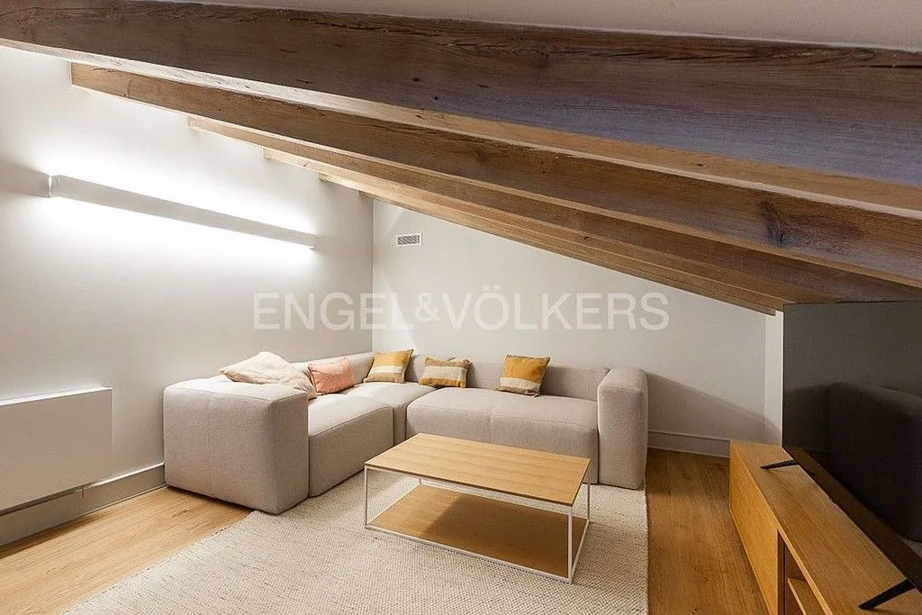 Toad - Renovated Penthouse with Terraza in La Seu