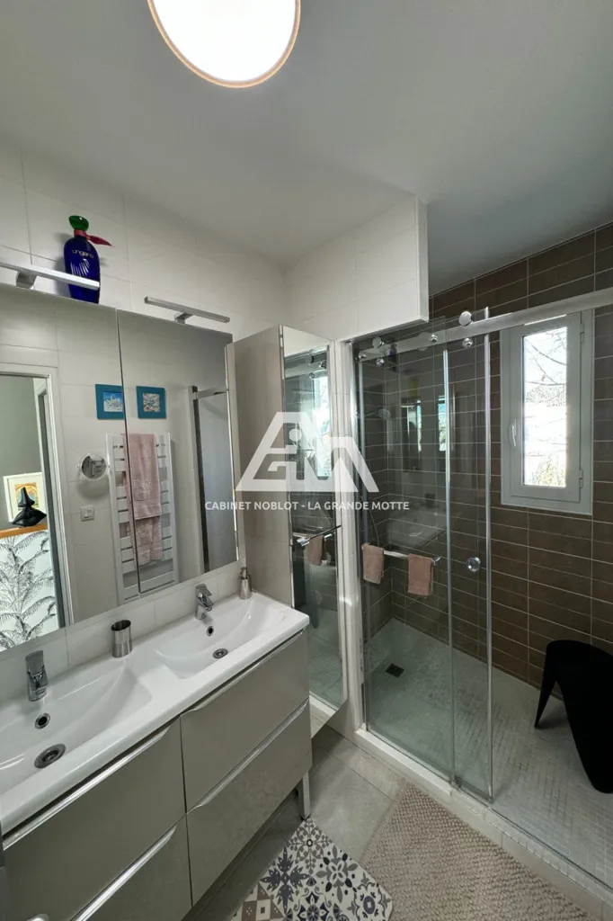 Salles de bain - Villa Contemporaine avec Piscine près de la Mer